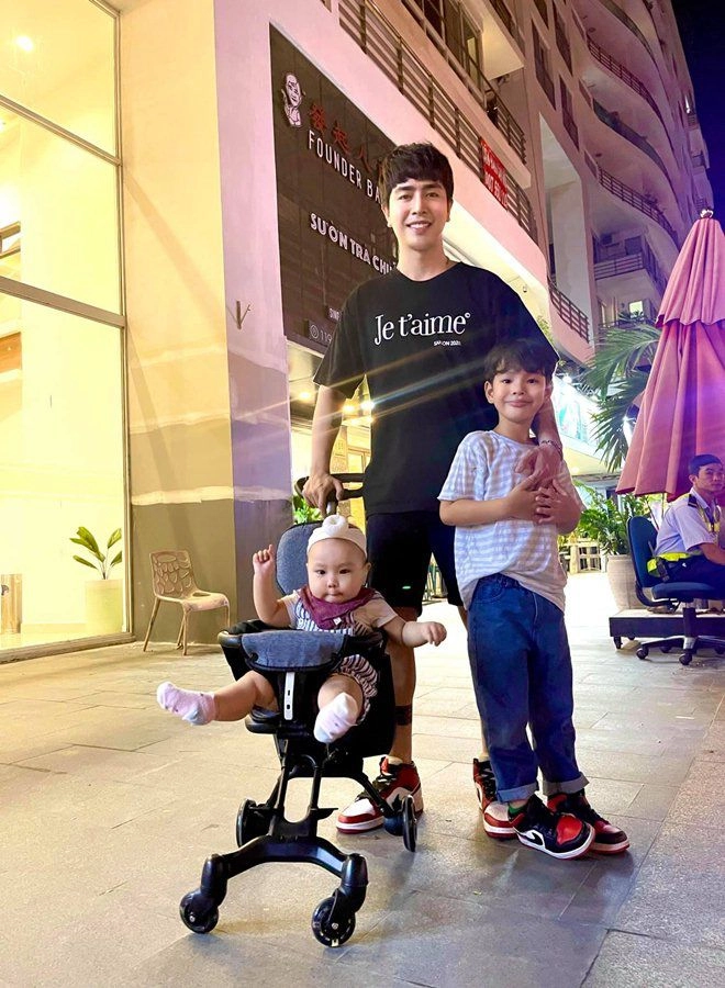 Hưởng gen bố đẹp trai mẹ xinh gái con gái thu thủy càng lớn càng đáng yêu - 6