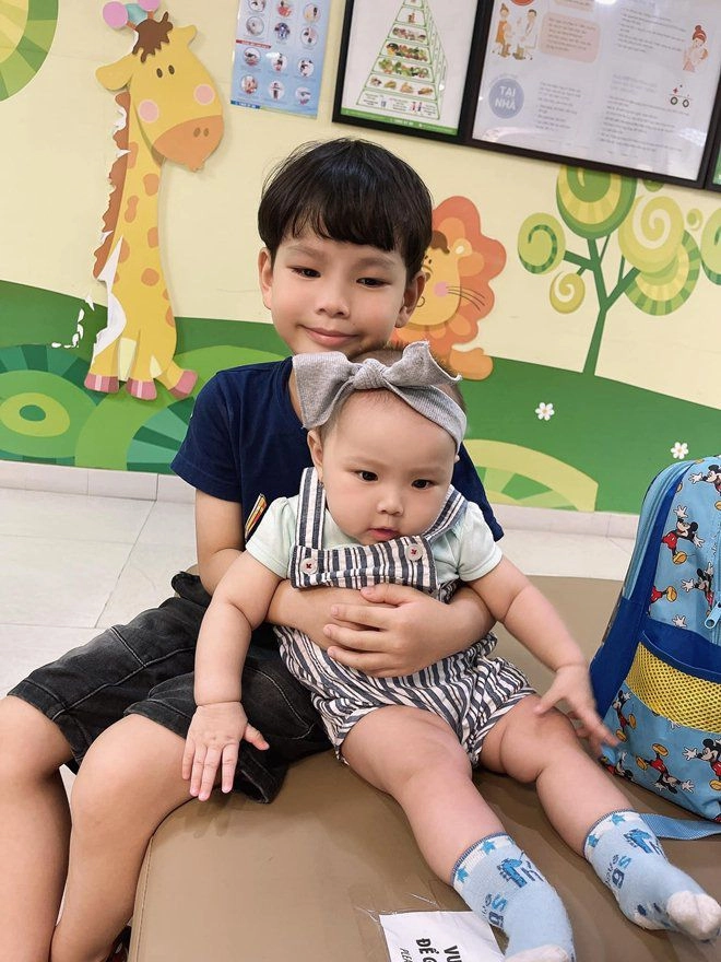 Hưởng gen bố đẹp trai mẹ xinh gái con gái thu thủy càng lớn càng đáng yêu - 7