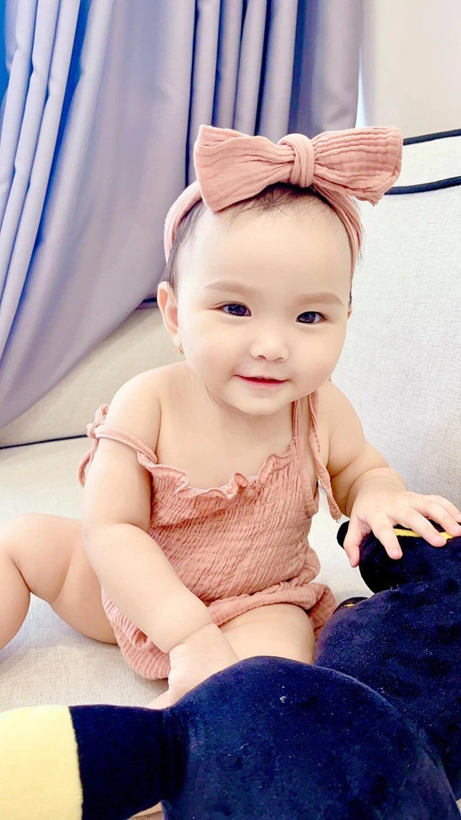 Hưởng gen bố đẹp trai mẹ xinh gái con gái thu thủy càng lớn càng đáng yêu - 8