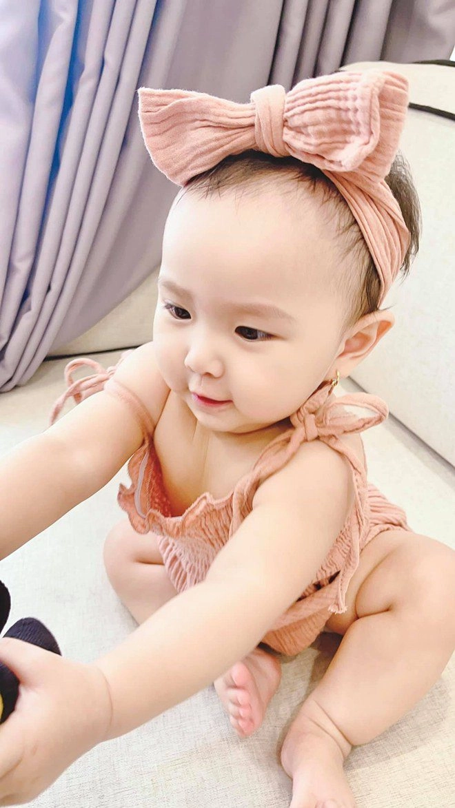 Hưởng gen bố đẹp trai mẹ xinh gái con gái thu thủy càng lớn càng đáng yêu - 9