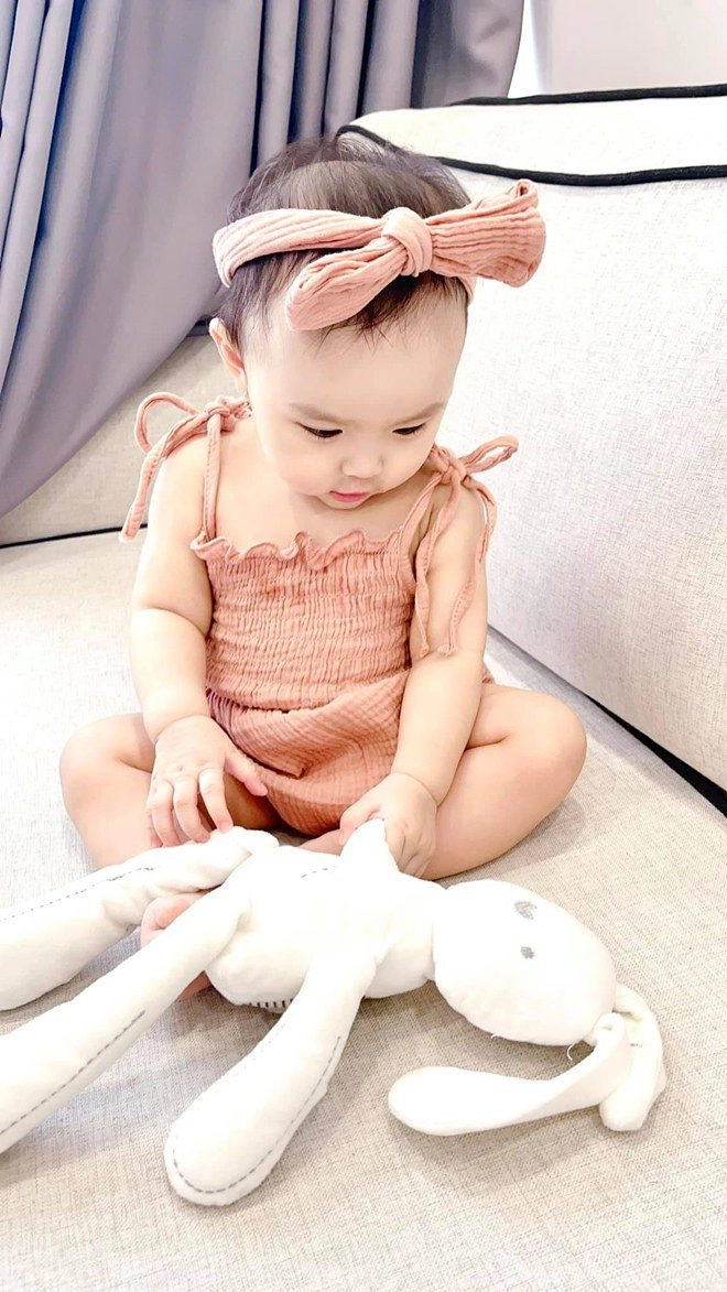 Hưởng gen bố đẹp trai mẹ xinh gái con gái thu thủy càng lớn càng đáng yêu - 10