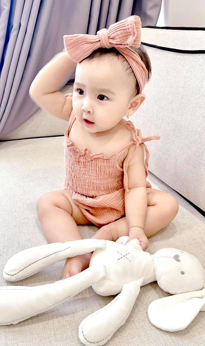 Hưởng gen bố đẹp trai mẹ xinh gái con gái thu thủy càng lớn càng đáng yêu - 11