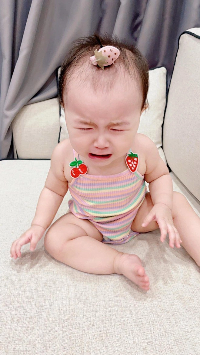 Hưởng gen bố đẹp trai mẹ xinh gái con gái thu thủy càng lớn càng đáng yêu - 12