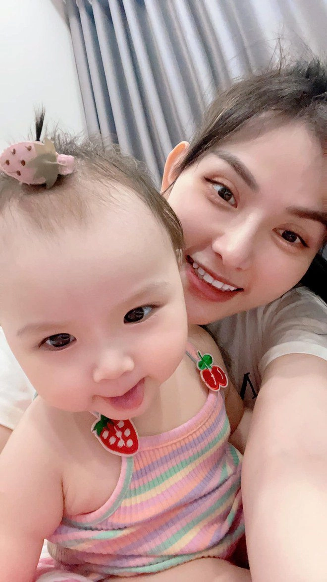 Hưởng gen bố đẹp trai mẹ xinh gái con gái thu thủy càng lớn càng đáng yêu - 13