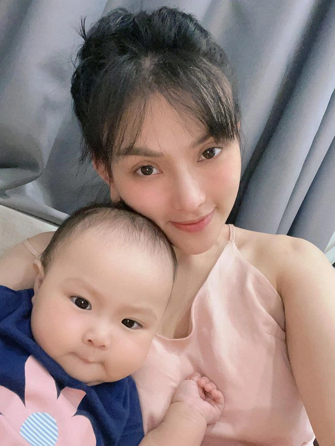 Hưởng gen bố đẹp trai mẹ xinh gái con gái thu thủy càng lớn càng đáng yêu - 14