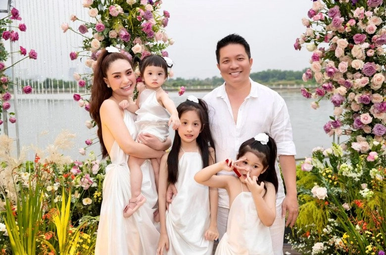 Hưởng gen trội từ mẹ đại gia quận 7 rich-kid nhà 400 tỷ có mắt bi ve xinh như tranh - 1