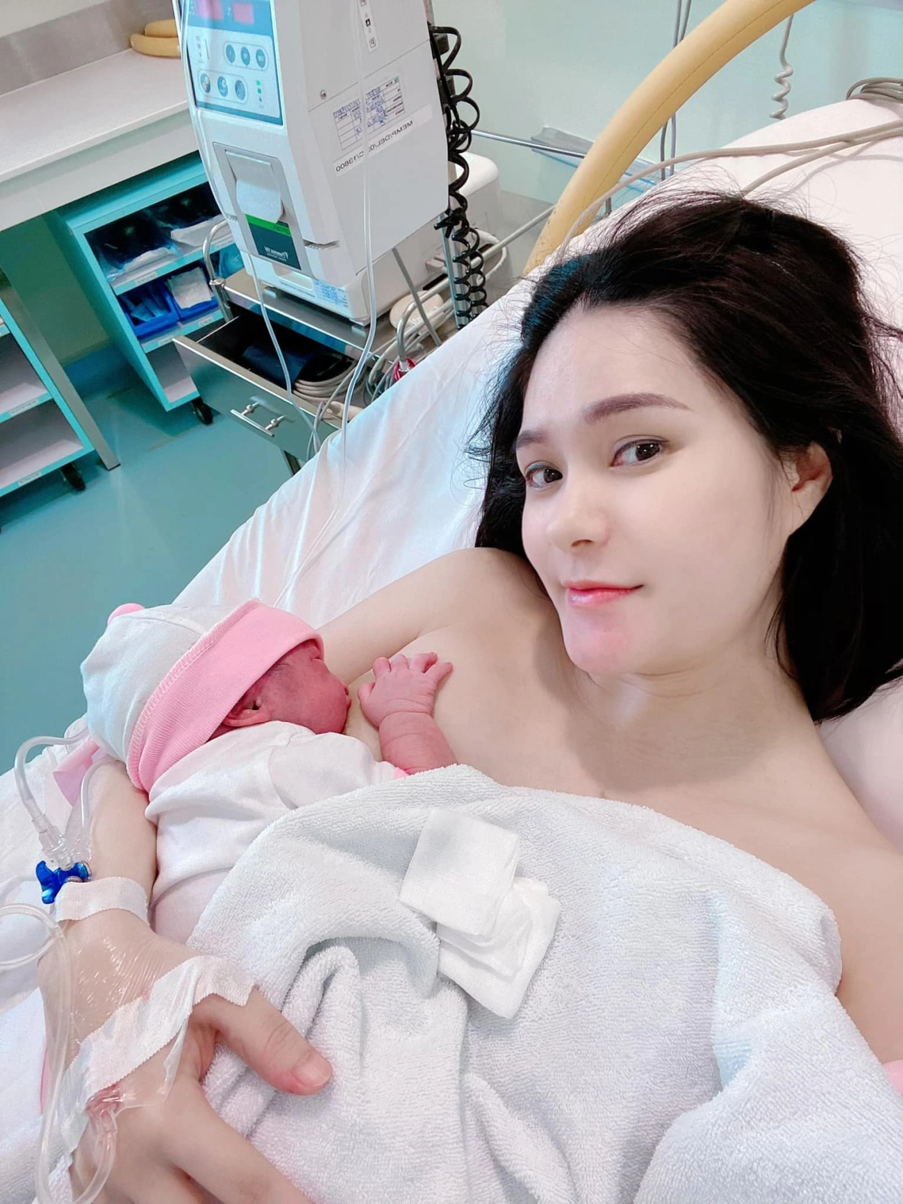 Hưởng gen trội từ mẹ đại gia quận 7 rich-kid nhà 400 tỷ có mắt bi ve xinh như tranh - 2
