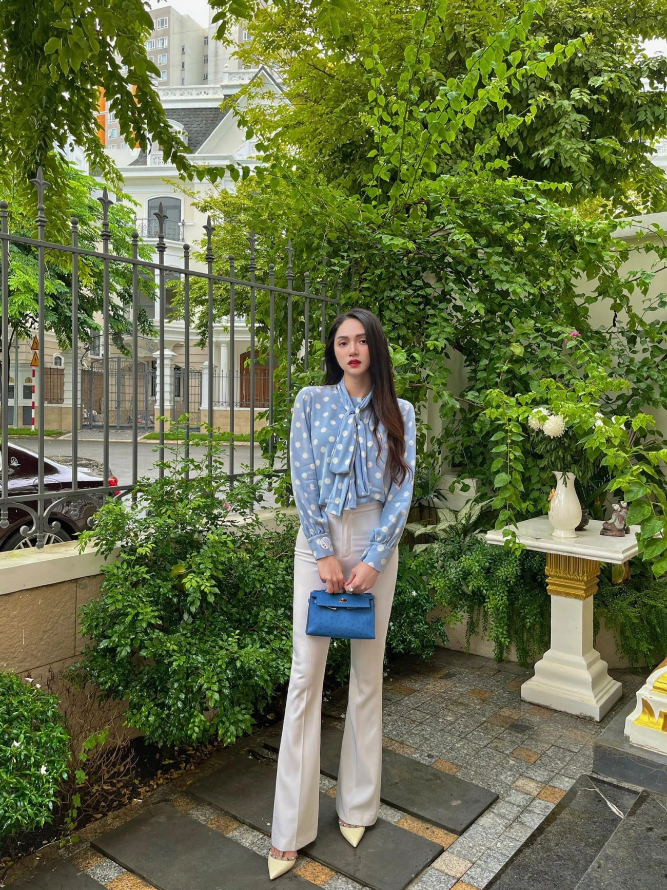 Hương giang cứ mặc váy ngắn catwalk là bị chê mặc chiếc quần mốt cũ che chân vòng kiềng lại thêm sang - 2
