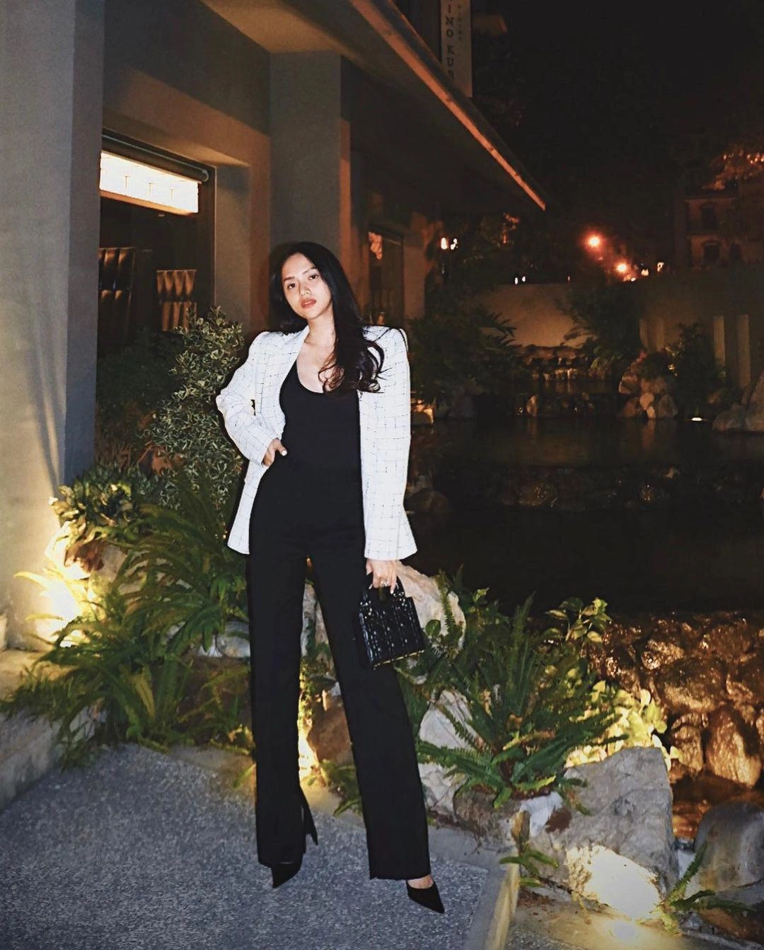 Hương giang cứ mặc váy ngắn catwalk là bị chê mặc chiếc quần mốt cũ che chân vòng kiềng lại thêm sang - 5