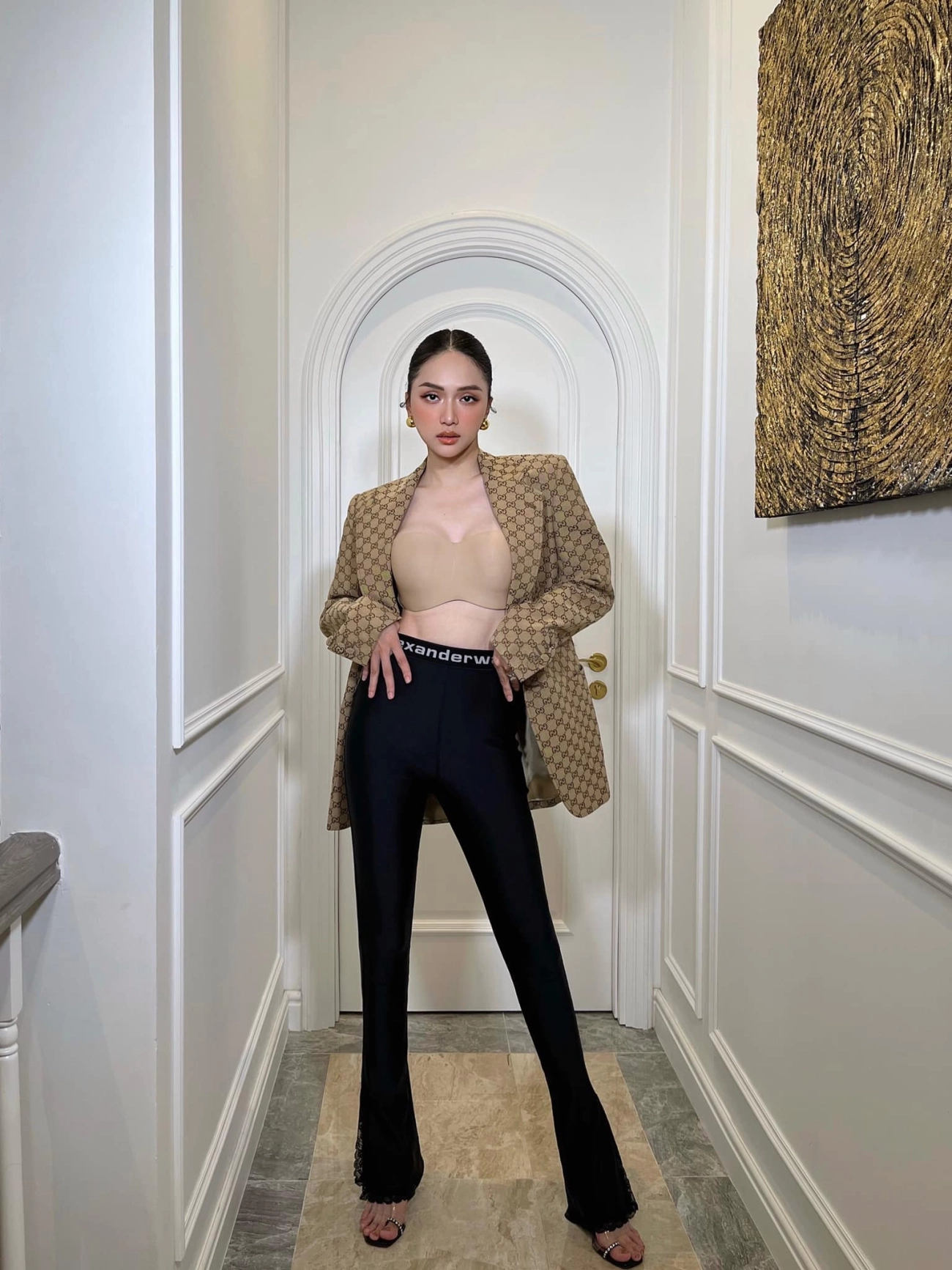 Hương giang cứ mặc váy ngắn catwalk là bị chê mặc chiếc quần mốt cũ che chân vòng kiềng lại thêm sang - 6