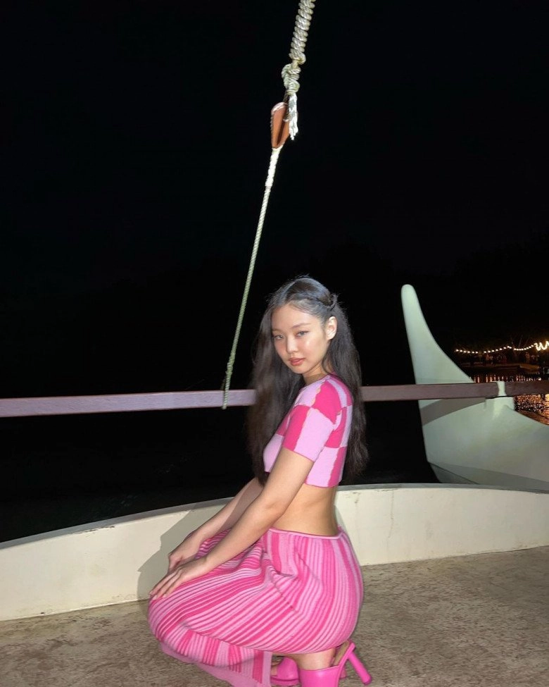 Jennie blackpink diện croptop chất nhưng vẫn chưa cháy bằng 2 chị đẹp u35 việt nam - 6