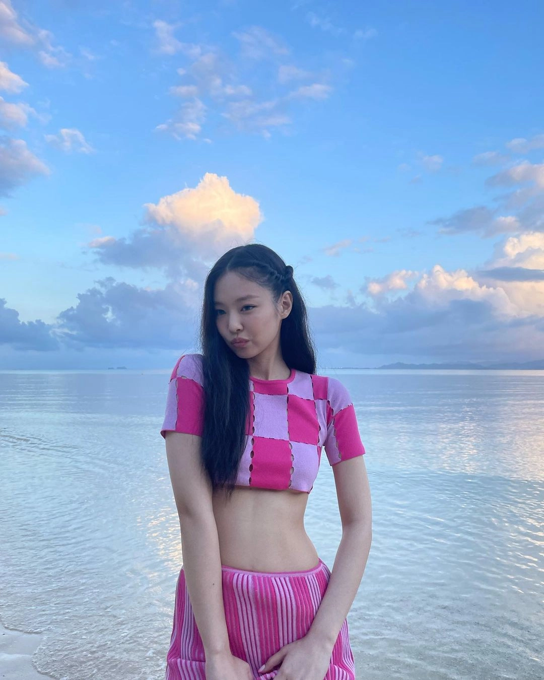 Jennie blackpink diện croptop chất nhưng vẫn chưa cháy bằng 2 chị đẹp u35 việt nam - 7