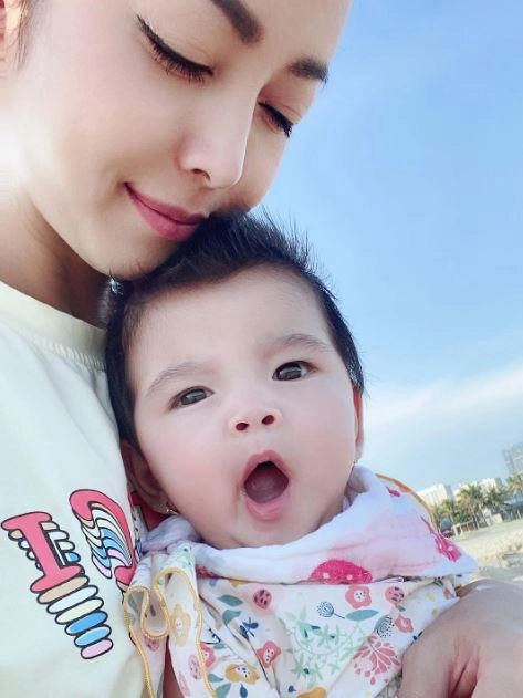 Jennifer phạm 35 tuổi sinh con thứ 4 vớichồng doanh nhân em bé giờ là bản sao của bố - 3