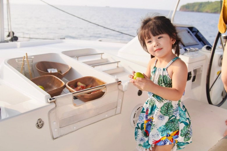 Jennifer phạm 35 tuổi sinh con thứ 4 vớichồng doanh nhân em bé giờ là bản sao của bố - 10