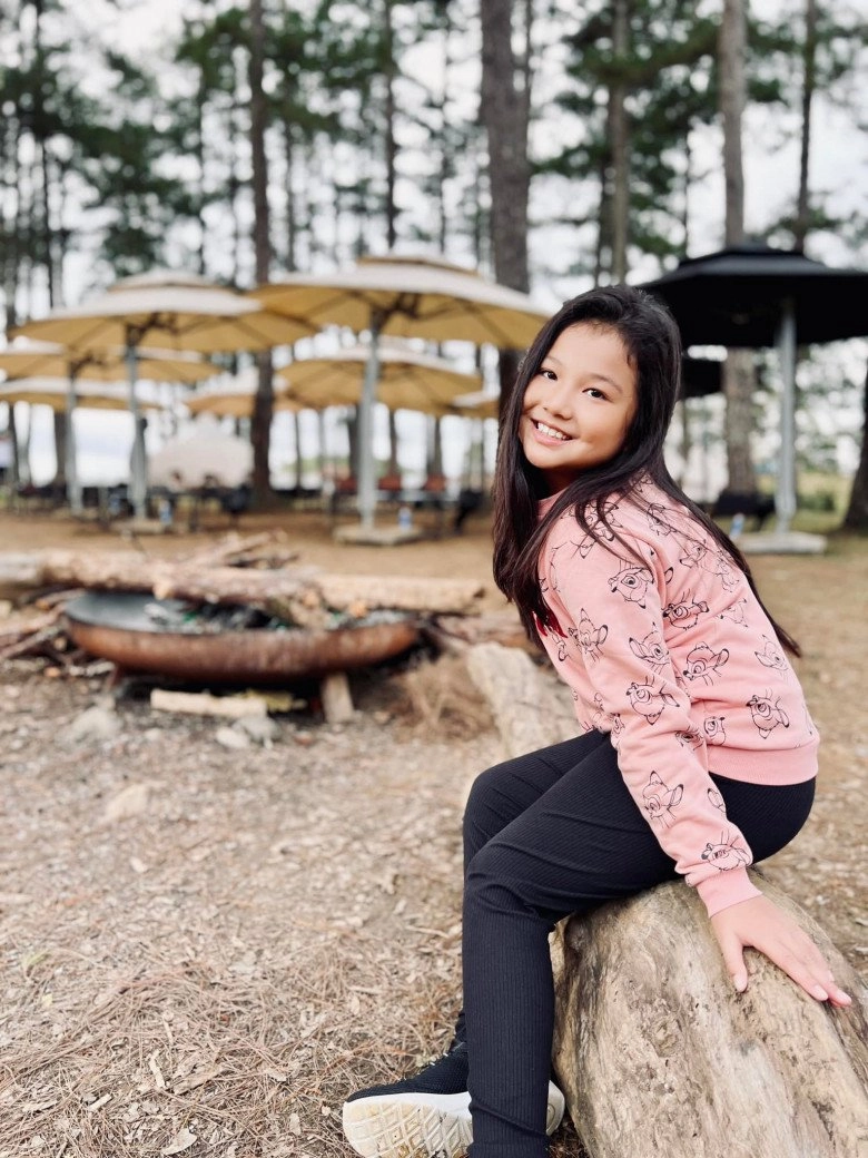 Jennifer phạm 35 tuổi sinh con thứ 4 vớichồng doanh nhân em bé giờ là bản sao của bố - 12