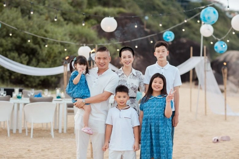 Jennifer phạm cho 2 con chung với chồng doanh nhân đức hải sang mỹ học cùng con trai quang dũng - 13