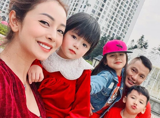 Jennifer phạm đẻ con thứ 4 nhưng hiếm khi khoe mặt nay nhóc tì lớn đẹp không kém chị - 2