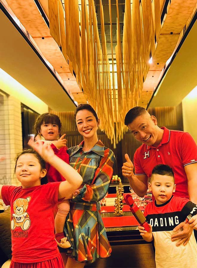 Jennifer phạm quá viên mãn 3 con với chồng đại gia đều đẹp trai xinh gái chuẩn gen hoa hậu - 15
