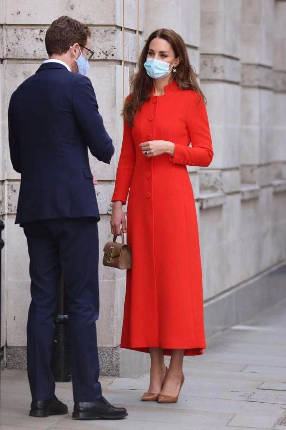 Kate middleton mặc váy đầm đỏ rực mà không lố hội chị em u40-u50 học diện giáng sinh chuẩn bài - 4