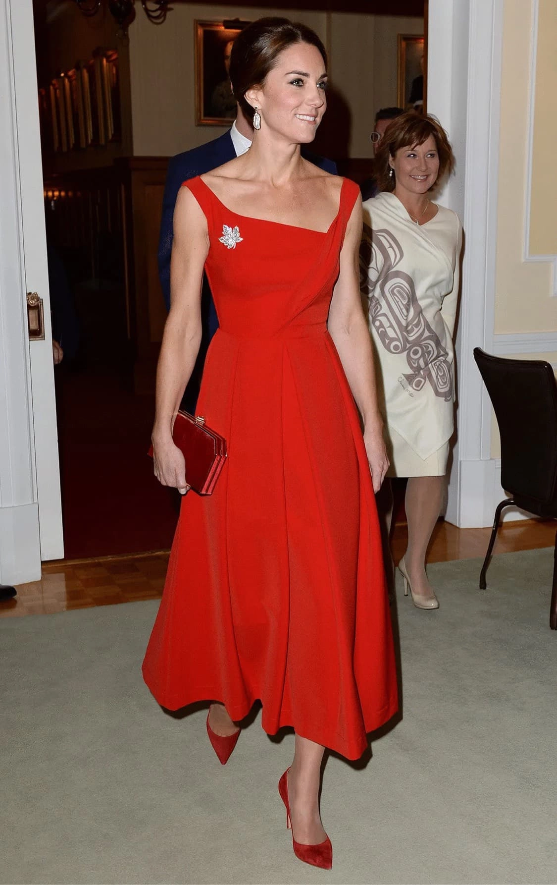 Kate middleton mặc váy đầm đỏ rực mà không lố hội chị em u40-u50 học diện giáng sinh chuẩn bài - 6