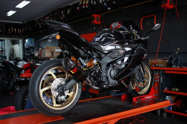 Kawasaki ninja zx-25r thật sự nổi bật trên bàn nâng cấp - 1