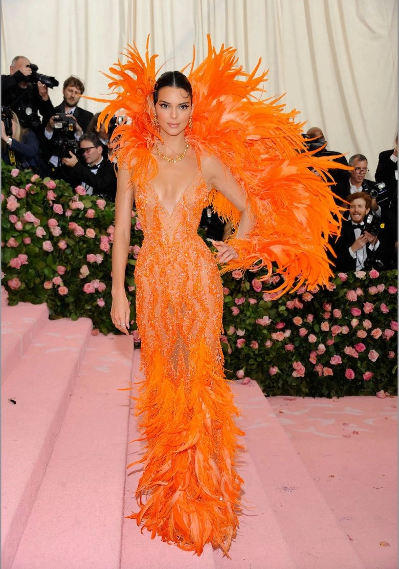 Kendall jenner khoe vòng một đẹp tự nhiên tẩy luôn hàng lông mày rậm rạp tại met gala - 6