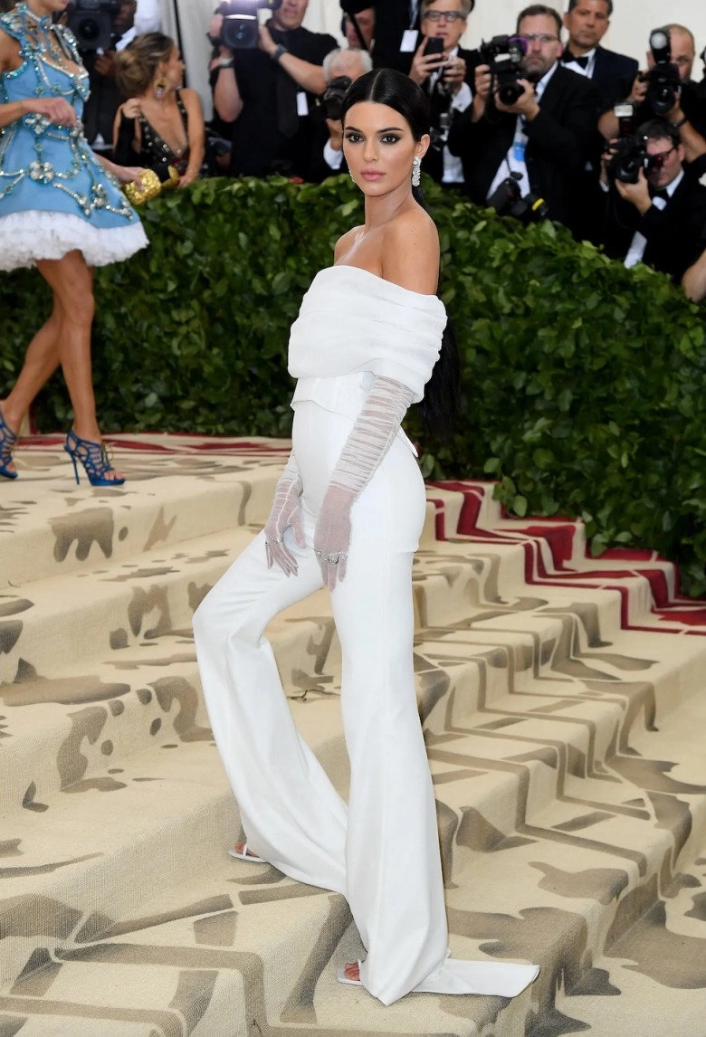 Kendall jenner khoe vòng một đẹp tự nhiên tẩy luôn hàng lông mày rậm rạp tại met gala - 7