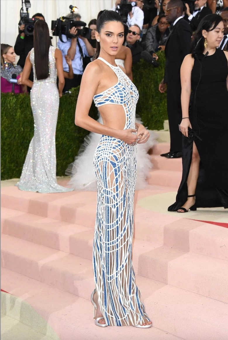 Kendall jenner khoe vòng một đẹp tự nhiên tẩy luôn hàng lông mày rậm rạp tại met gala - 9