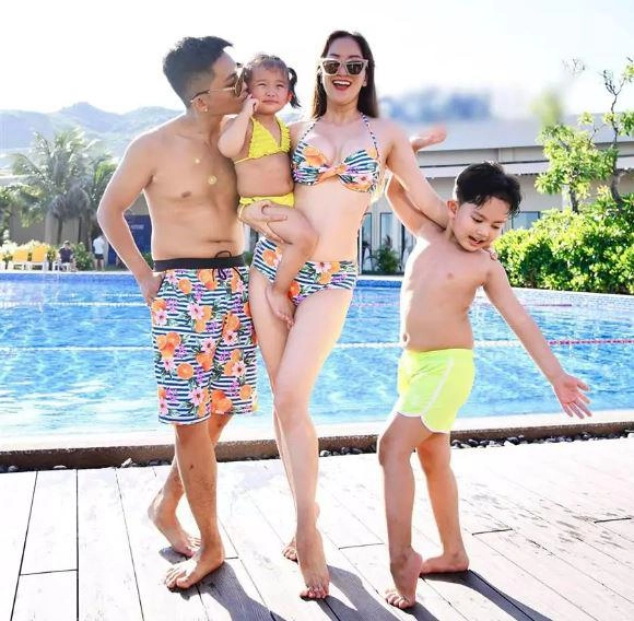 Khánh thi u40 từng bị nói giống mẹ - con với chồng kém 11 tuổi phan hiển giờ viên mãn bên 2 con xinh - 1