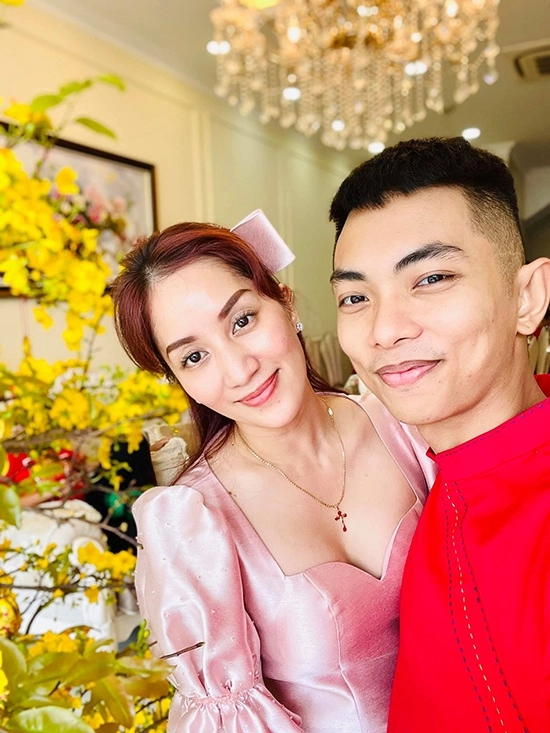Khánh thi u40 từng bị nói giống mẹ - con với chồng kém 11 tuổi phan hiển giờ viên mãn bên 2 con xinh - 2
