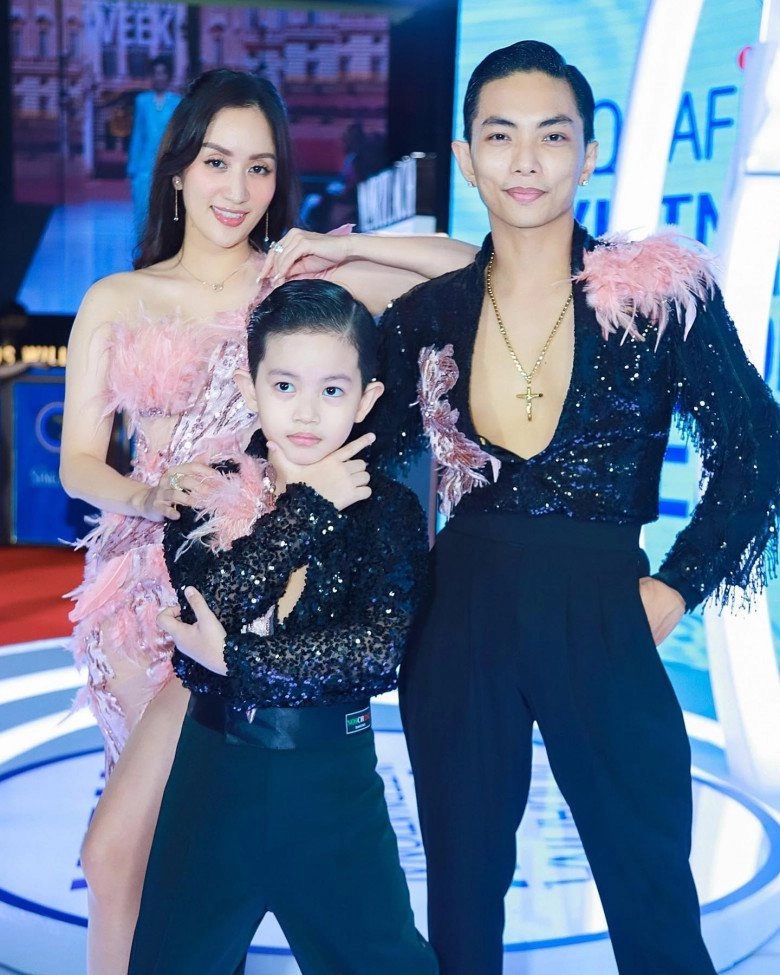 Khánh thi u40 từng bị nói giống mẹ - con với chồng kém 11 tuổi phan hiển giờ viên mãn bên 2 con xinh - 8
