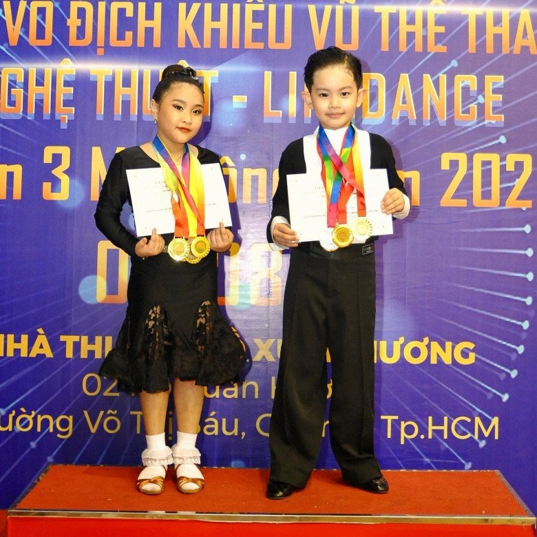 Khánh thi u40 từng bị nói giống mẹ - con với chồng kém 11 tuổi phan hiển giờ viên mãn bên 2 con xinh - 9