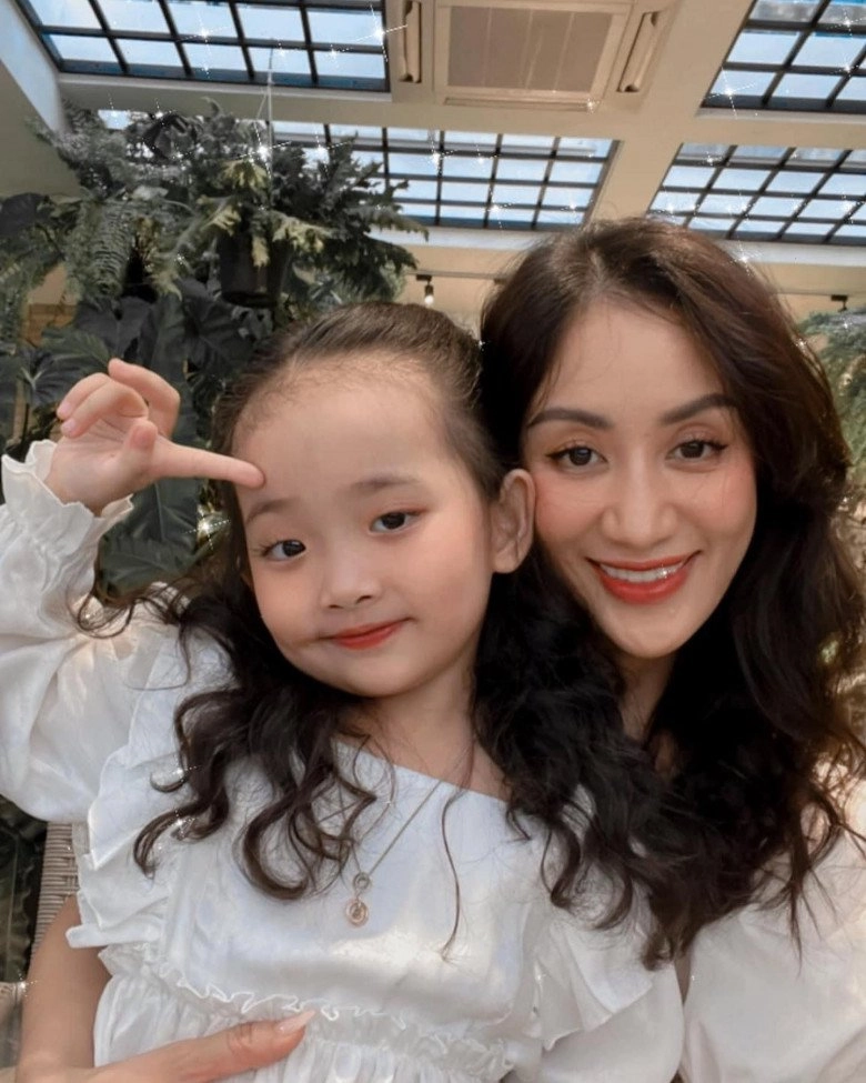 Khánh thi u40 từng bị nói giống mẹ - con với chồng kém 11 tuổi phan hiển giờ viên mãn bên 2 con xinh - 10