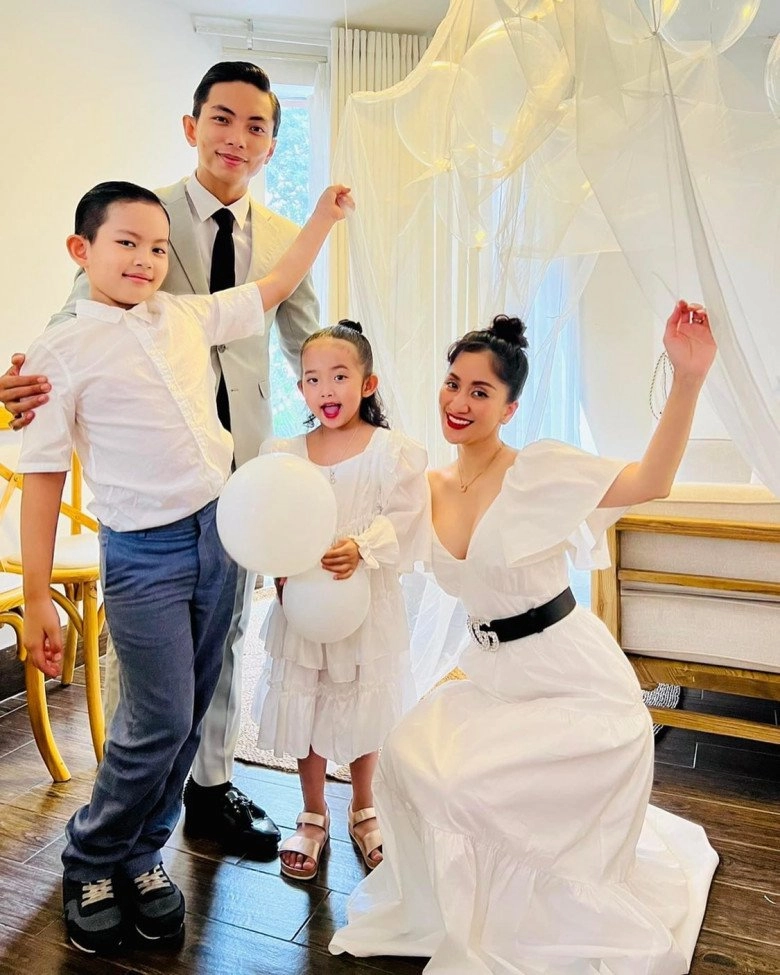 Khánh thi u40 từng bị nói giống mẹ - con với chồng kém 11 tuổi phan hiển giờ viên mãn bên 2 con xinh - 11