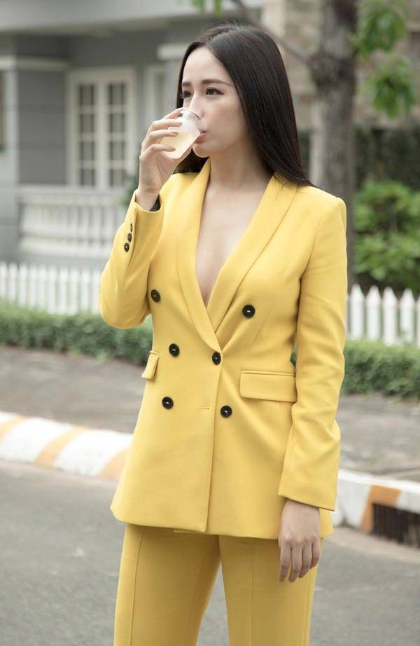 Khi 2 hoa hậu có cặp tuyết lê ngoại cỡ gặp nhau cđm phân vân không biết nên chọn ai - 5
