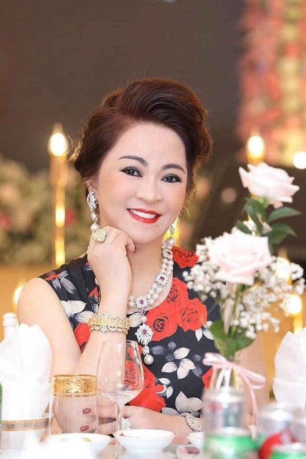 Khi bà phương hằng đụng phải bản sao váy áo hột xoàn độc nhất cũng như hàng chợ - 3