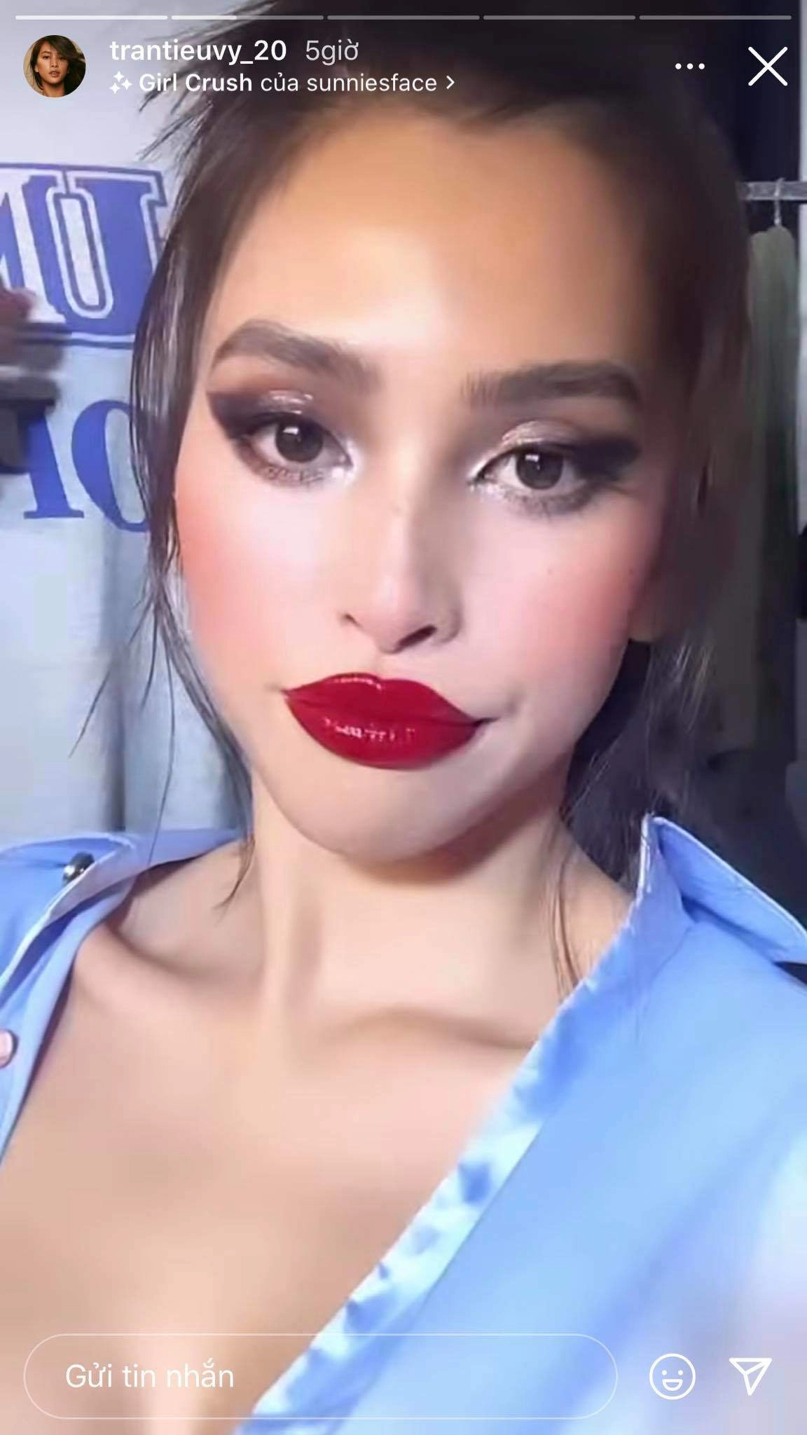 Khi cả showbiz tô son lòng nhẹ nhàng tiểu vy lại hù người nhìn với son đỏ tràn viền - 1