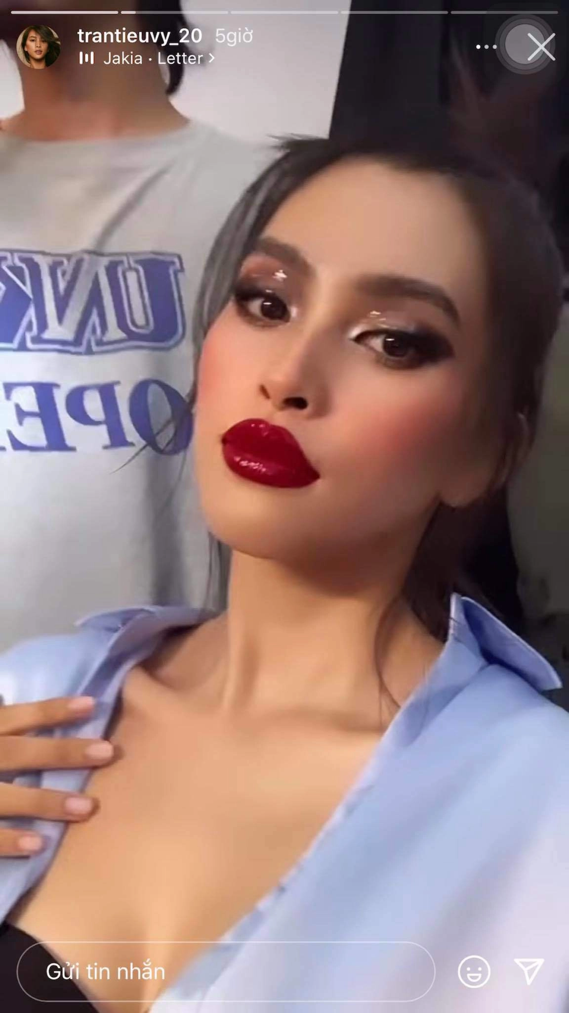 Khi cả showbiz tô son lòng nhẹ nhàng tiểu vy lại hù người nhìn với son đỏ tràn viền - 2