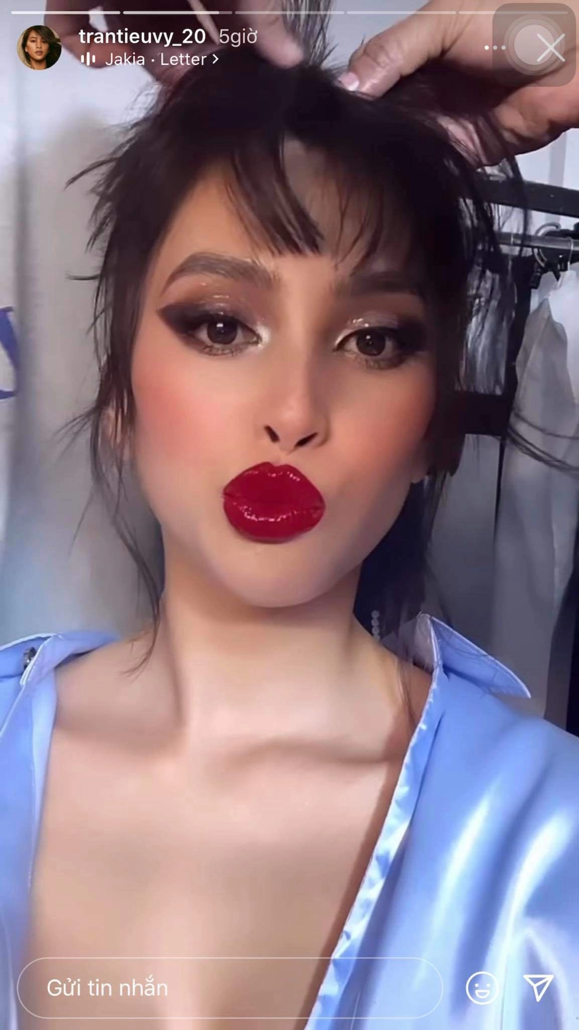 Khi cả showbiz tô son lòng nhẹ nhàng tiểu vy lại hù người nhìn với son đỏ tràn viền - 3