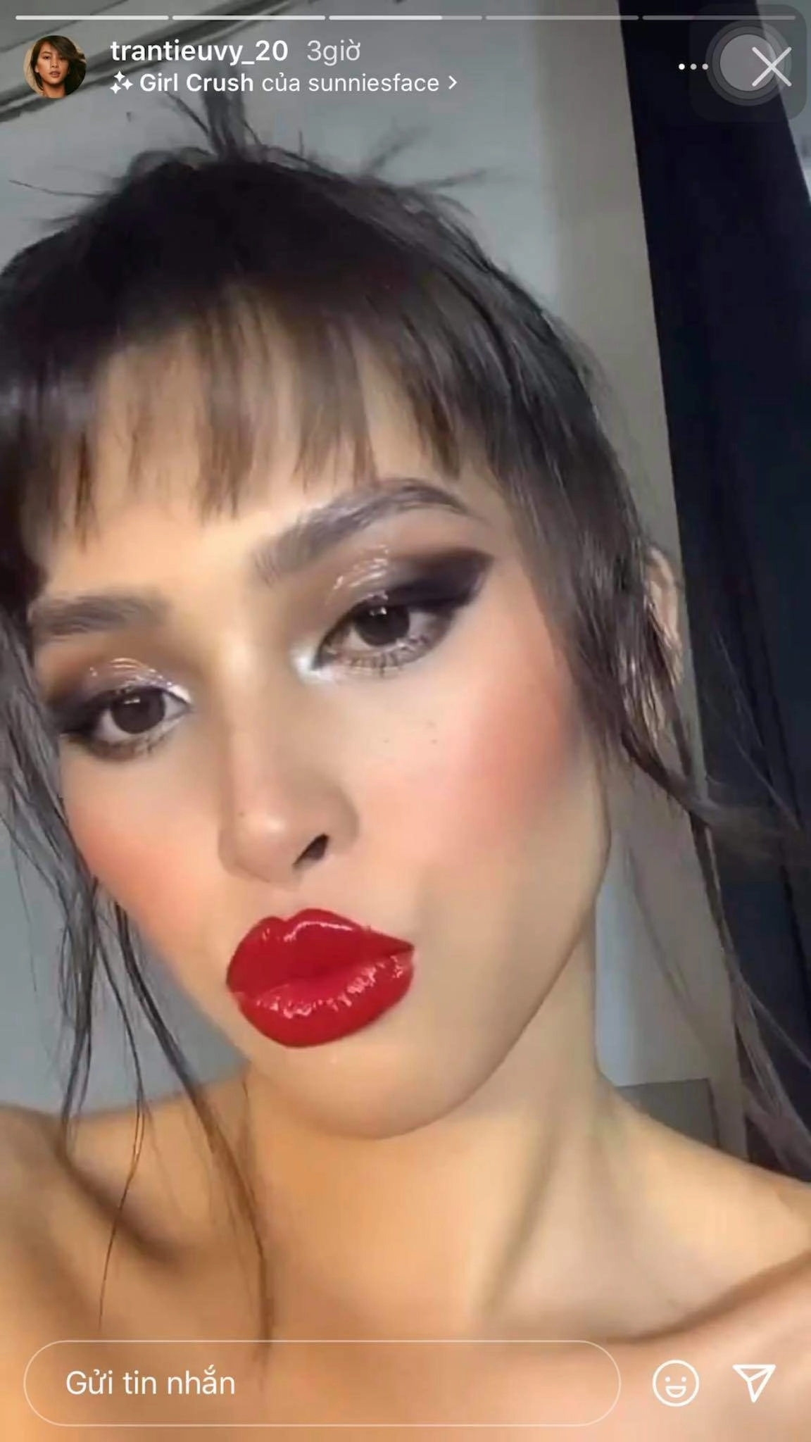 Khi cả showbiz tô son lòng nhẹ nhàng tiểu vy lại hù người nhìn với son đỏ tràn viền - 4