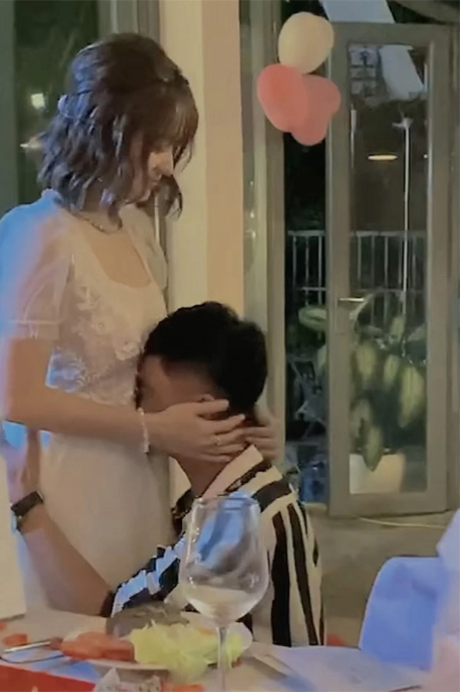 Khó có con biểu cảm của mạc văn khoa biết tin lên chức bố làm mẹ bỉm rơi nước mắt - 1