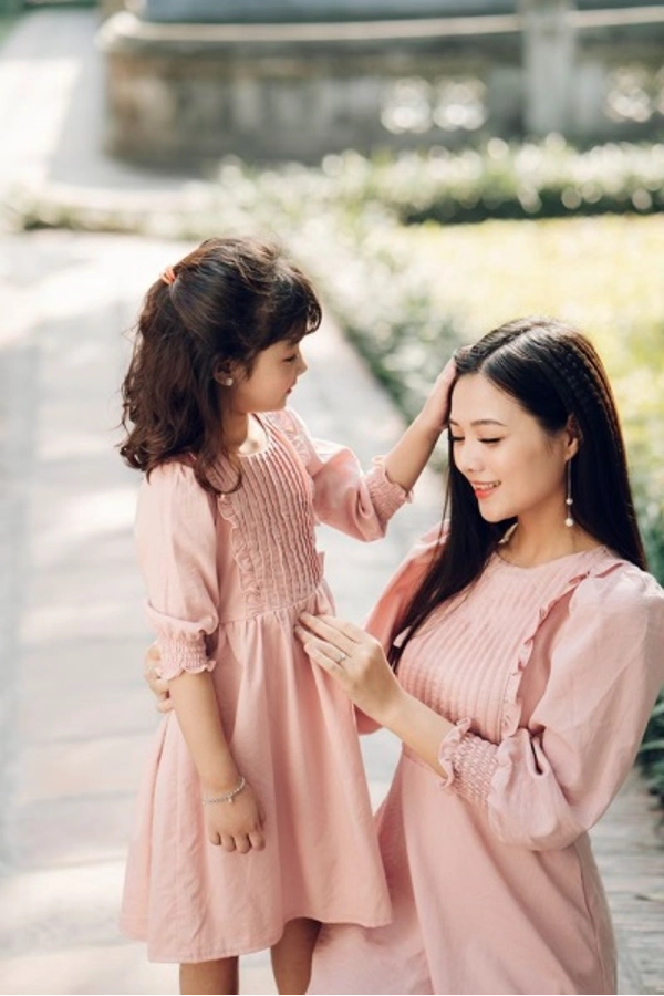 Khoa học chứng minh mẹ xinh đẹp thường sinh con gái đầu lòng - 2