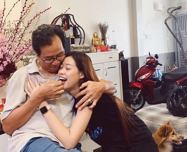 Khoảnh khắc đáng yêu của bố hoa hậu khánh vân đằng sau bức ảnh đẹp gợi cảm của con gái - 8
