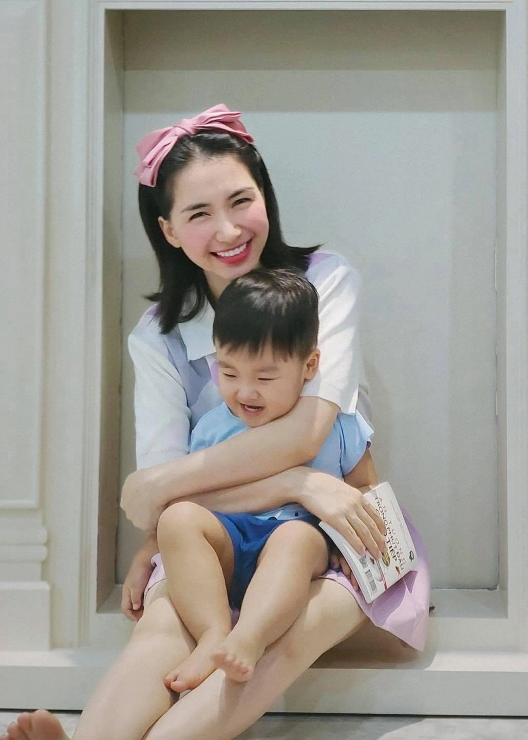 Khoe con trai giống mẹ như 2 giọt nước hoà minzy liền nhận phản bác dồn dập - 1