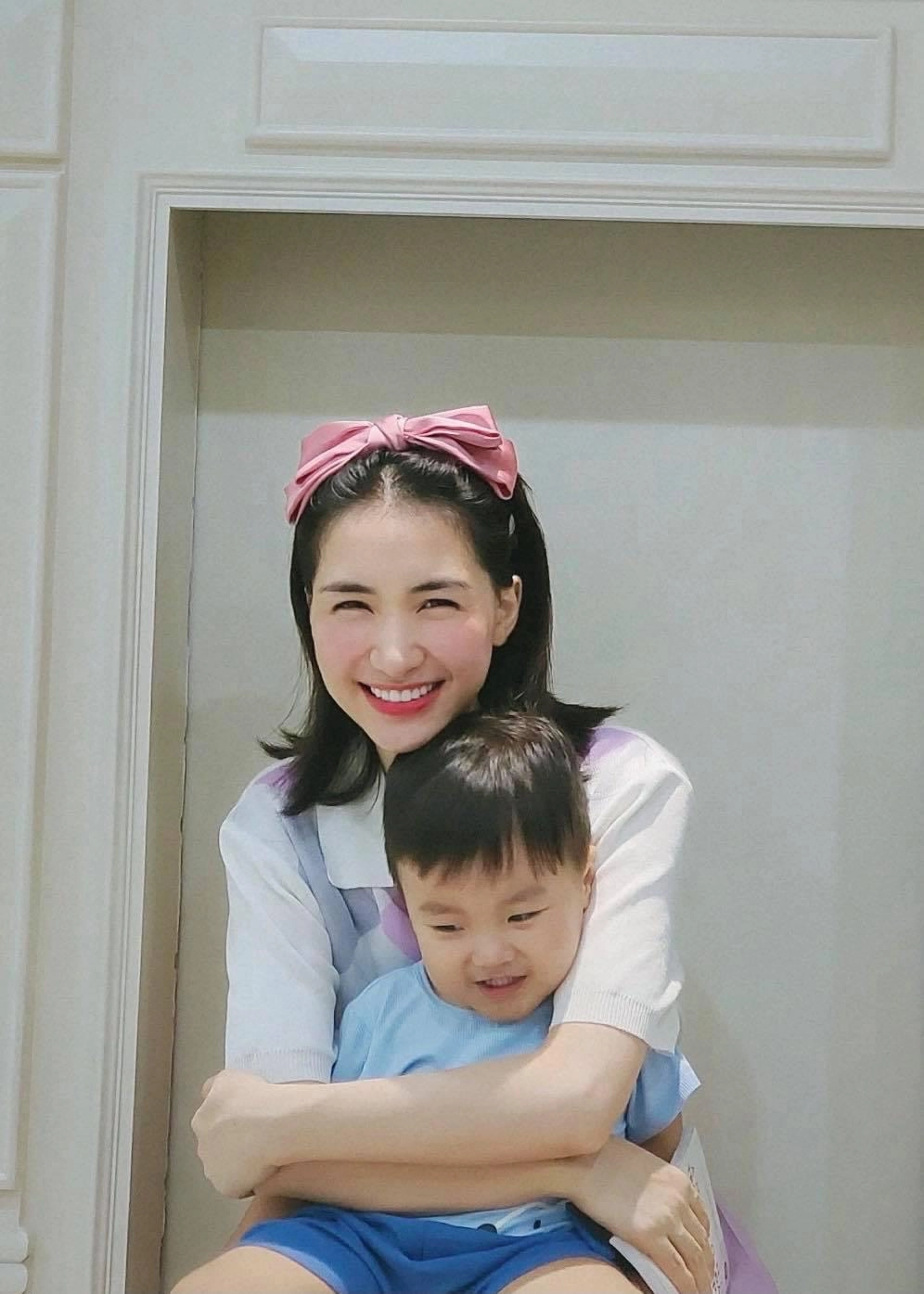 Khoe con trai giống mẹ như 2 giọt nước hoà minzy liền nhận phản bác dồn dập - 2