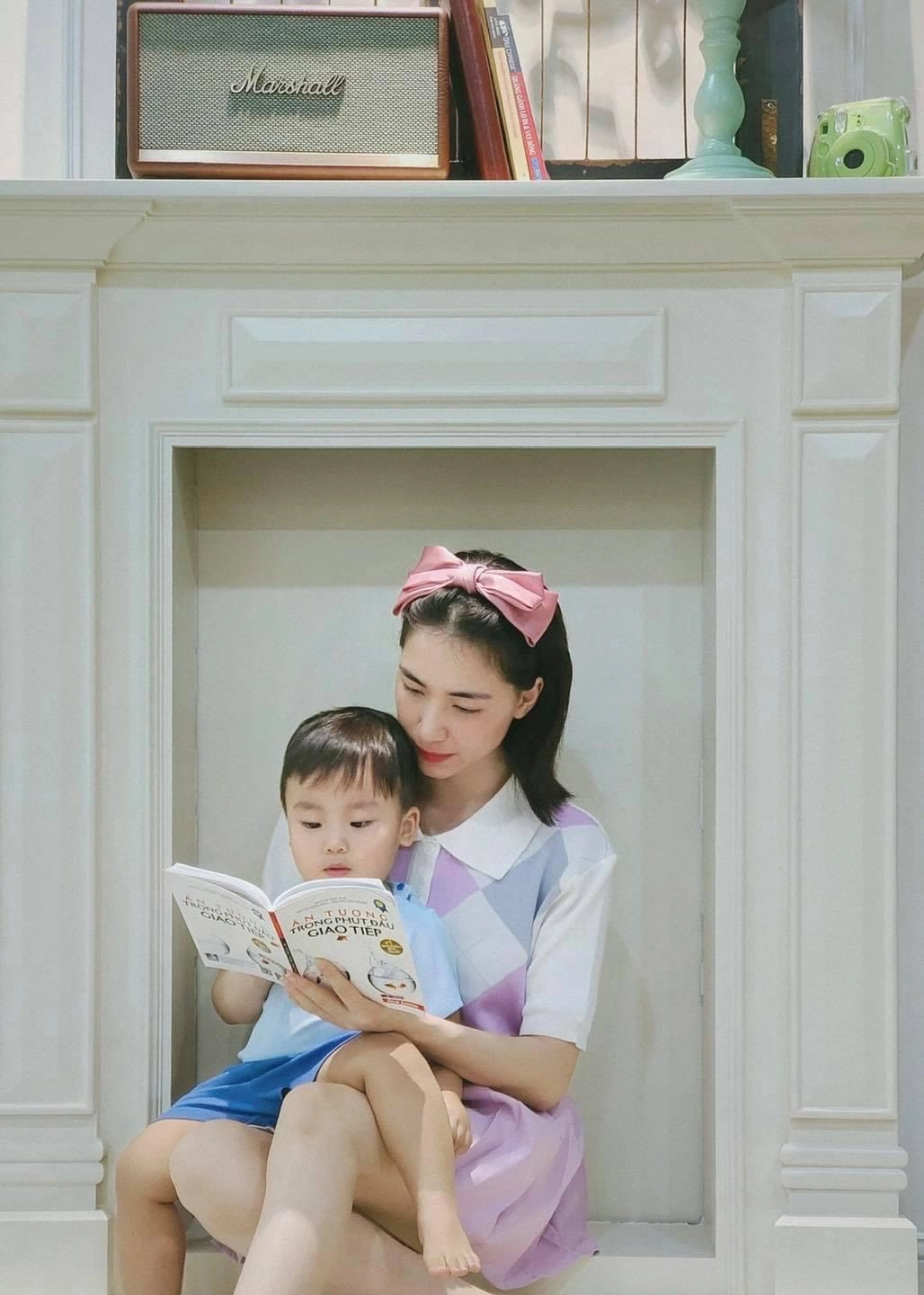 Khoe con trai giống mẹ như 2 giọt nước hoà minzy liền nhận phản bác dồn dập - 3