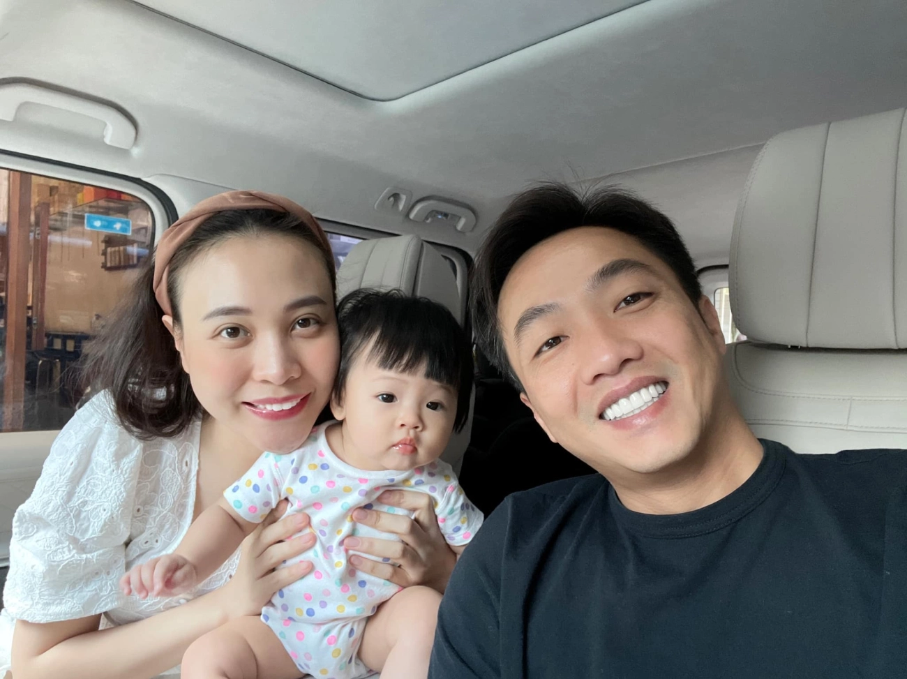 Khoe con trai giống mẹ như 2 giọt nước hoà minzy liền nhận phản bác dồn dập - 10