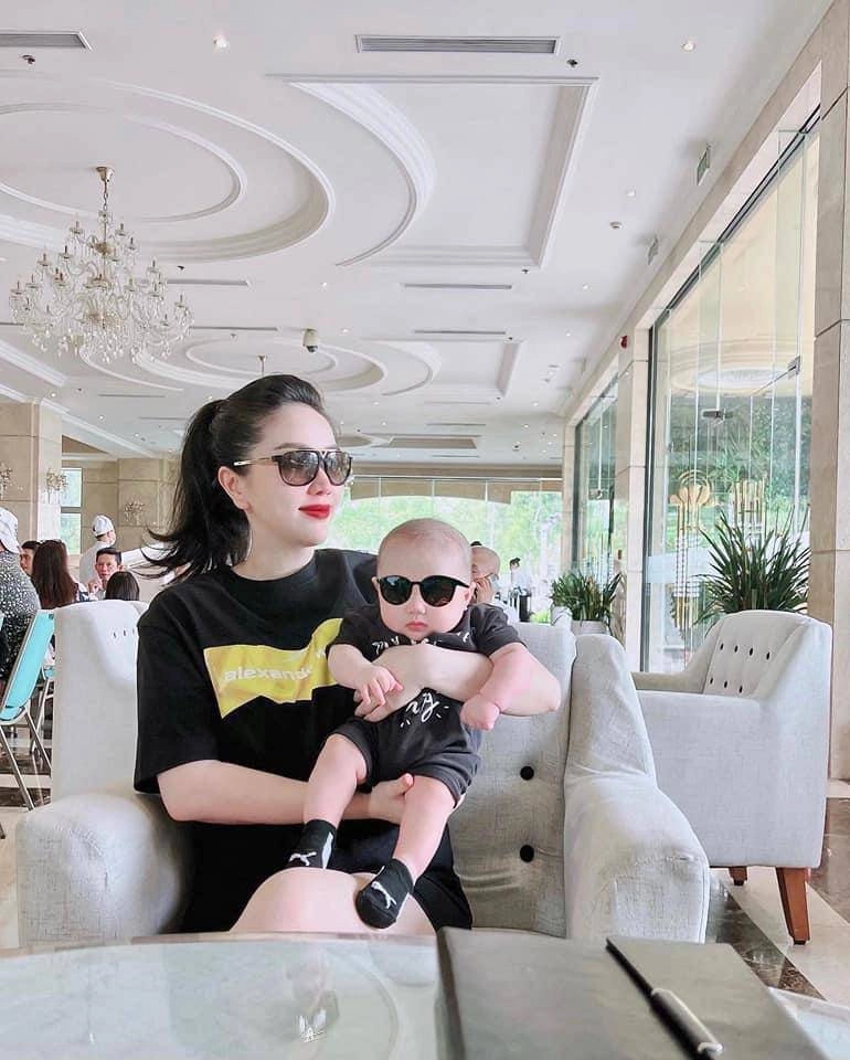 Khoe núiquà hàng hiệu bảo thy để thấy khoảnh khắc chăm con quá khéo của chồng đại gia - 4