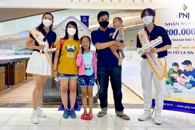 Không cần phải diện đồng phục hệt nhau cả gia đình vẫn cực sành điệu nhờ bí quyết này - 5