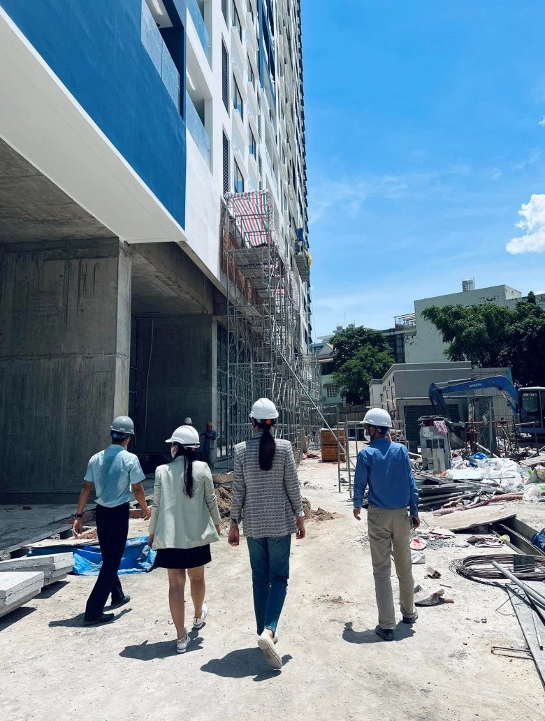 Không chấp nhận là bình phong đàm thu trang ra công trường bỏ cao gót mũ bảo hộ giản dị vest chuẩn mực - 2